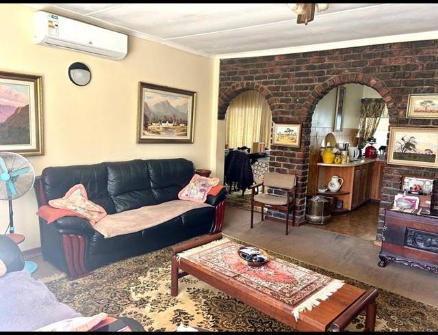 4 BEDROOM HOUSE FOR SALE IN BERGZICHT